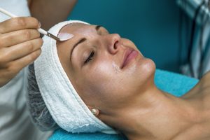 Những liệu pháp thẩm mỹ có thể dùng kết hợp khi điều trị mụn trứng cá